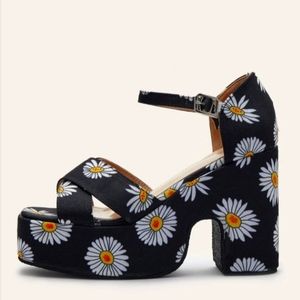 Chunky daisy sandal